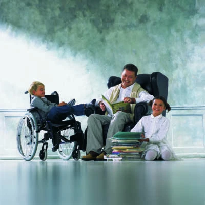 Familie mit Kind im Rollstuhl